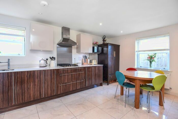 3 Bedroom Flat To Rent In Sydney Road, Haywards Heath, RH16