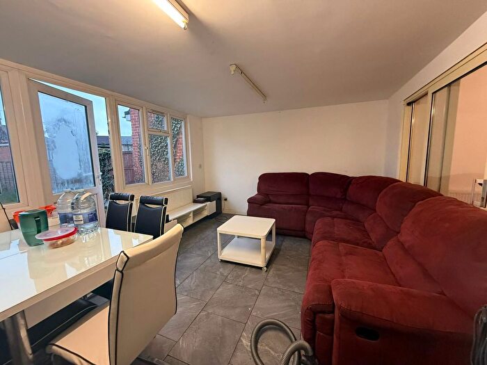 4 Bedroom Semi-Detached House To Rent In Dagenham, RM8