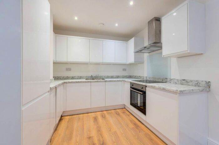 3 Bedroom Flat To Rent In High Street, Croydon, London, CR0