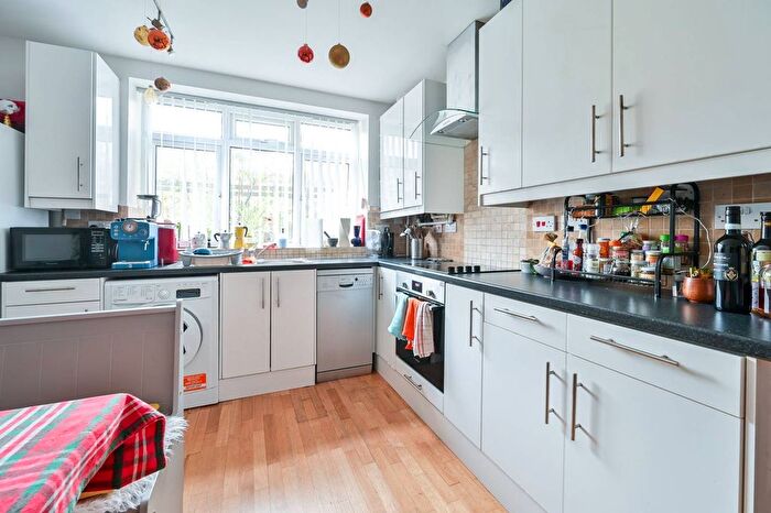 3 Bedroom Flat To Rent In Wandsworth Road, Vauxhall, London, SW8