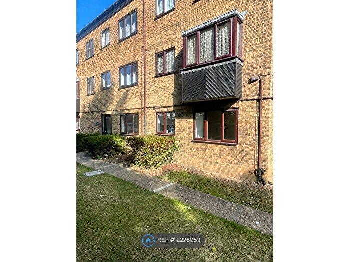 1 Bedroom Flat To Rent In Lincoln Court, Ilford, IG2