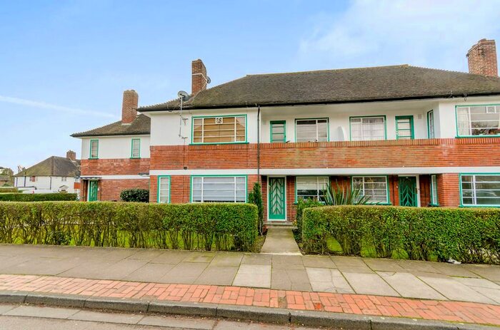 2 Bedroom Flat To Rent In Denison Close, Hampstead Garden Suburb, London, N2