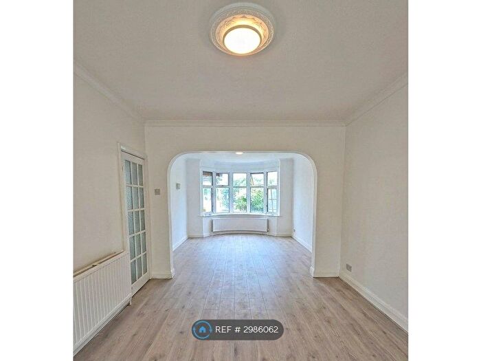 4 Bedroom Semi-Detached House To Rent In Pinner View, Harrow, HA1