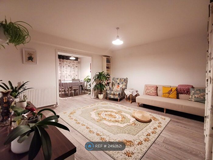 2 Bedroom Maisonette To Rent In Courtlands Avenue, London, SE12