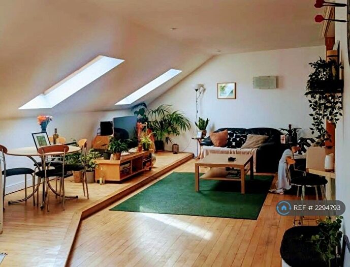 2 Bedroom Flat To Rent In Chester Road, Manchester, M16