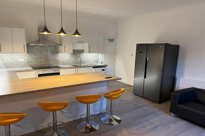 5 Bedroom Flat To Rent In Bedroom First Floor Flat In Meyrick Park, BH3