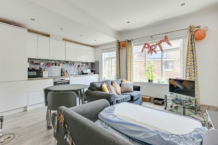 2 Bedroom Flat To Rent In Moore Park Road, London, SW6