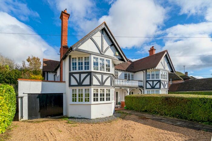 4 Bedroom Semi-Detached House To Rent In The Drive, Bourne End SL8