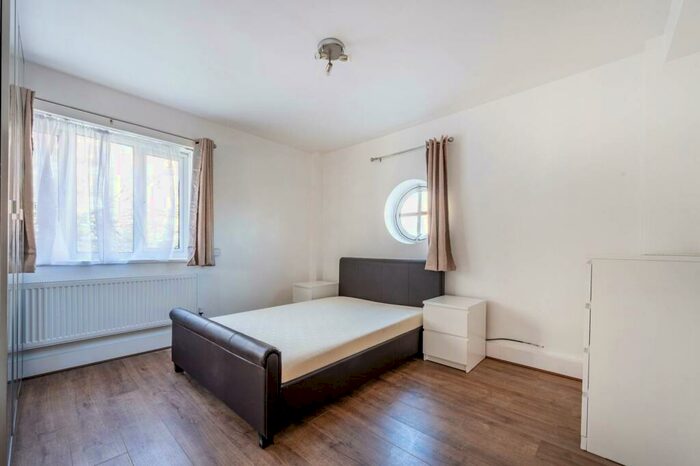 3 Bedroom Flat To Rent In Matlock Court, Denmark Hill, Denmark Hill, London, SE5