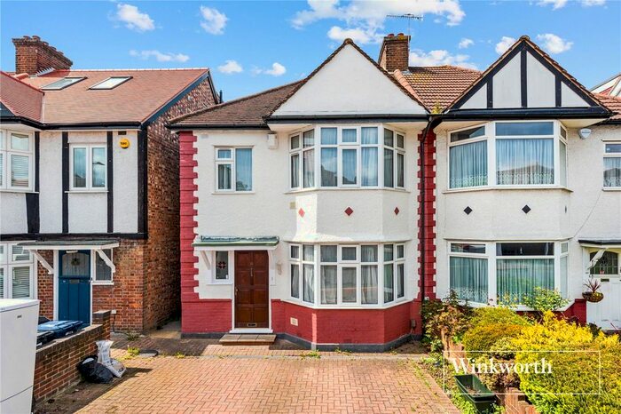 3 Bedroom Semi-Detached House To Rent In Wentworth Avenue, Finchley, London, N3