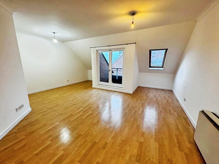 3 Bedroom Flat To Rent In Turlow Court, Leeds, Uk, LS9