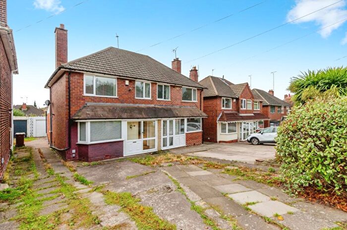 3 Bedroom Semi-Detached House For Sale In Raeburn Road, Birmingham, West Midlands, B43