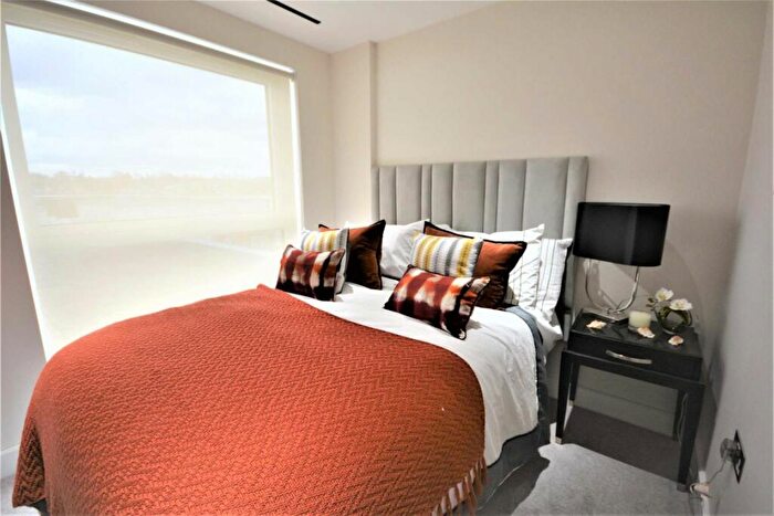 5 Bedroom Flat To Rent In East Drive, London, NW9