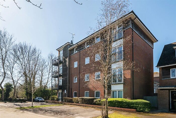 2 Bedroom Flat For Sale In Meadow Way, Caversham, Reading, RG4