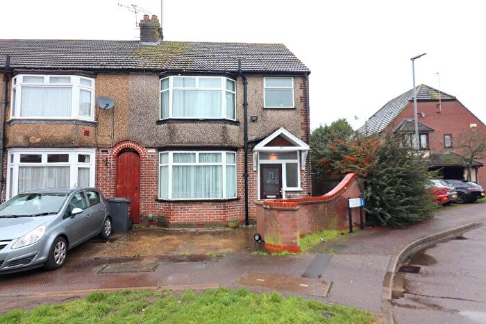 3 Bedroom End Of Terrace House For Sale In Black Swan Lane, Luton, Bedfordshire, LU3