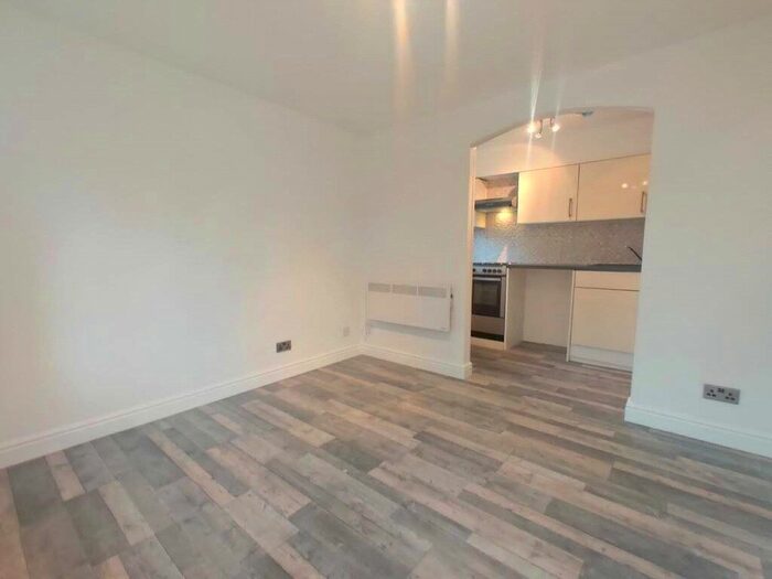1 Bedroom Flat To Rent In Northumberland Avenue, Isleworth, London, TW7