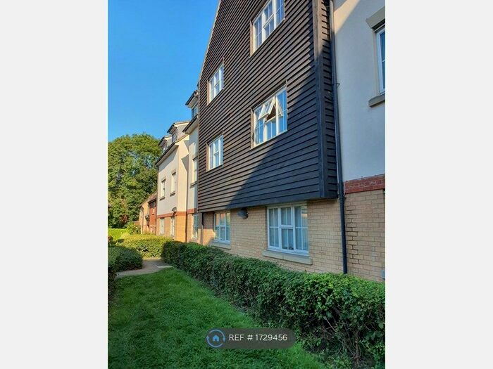 2 Bedroom Flat To Rent In Retreat Way, Chigwell, IG7
