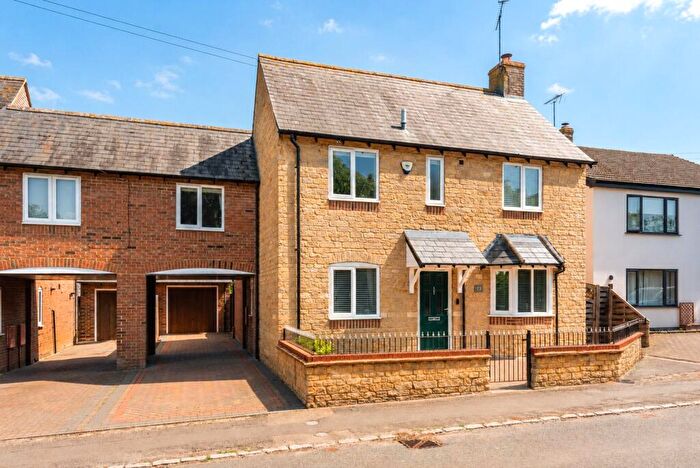 4 Bedroom Link Detached House For Sale In London Road, Bozeat, Northamptonshire, NN29