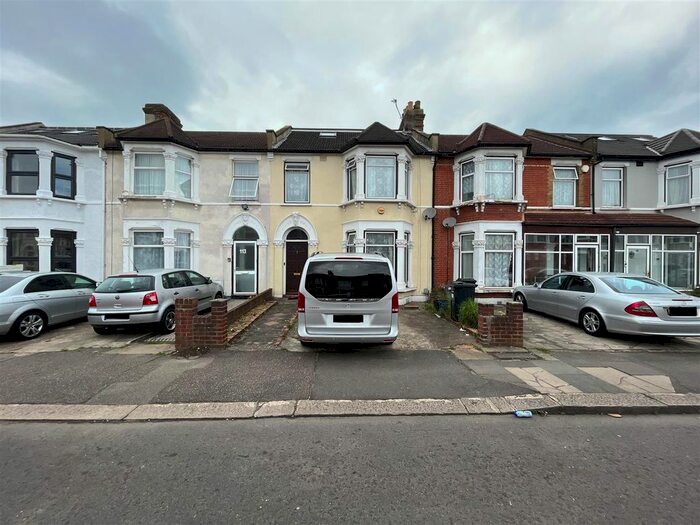 5 Bedroom Terraced House To Rent In Cambridge Road, Seven Kings, Ilford, IG3