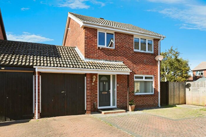 3 Bedroom Link Detached House For Sale In Kestrel Close, Stubbington, Hampshire, PO14