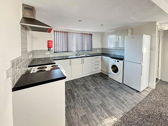 3 Bedroom Flat To Rent In Penarth Road, Cardiff, CF11