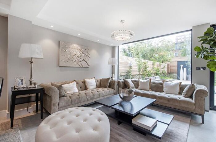 5 Bedroom Flat To Rent In Court Close, St. John's Wood Park, NW8