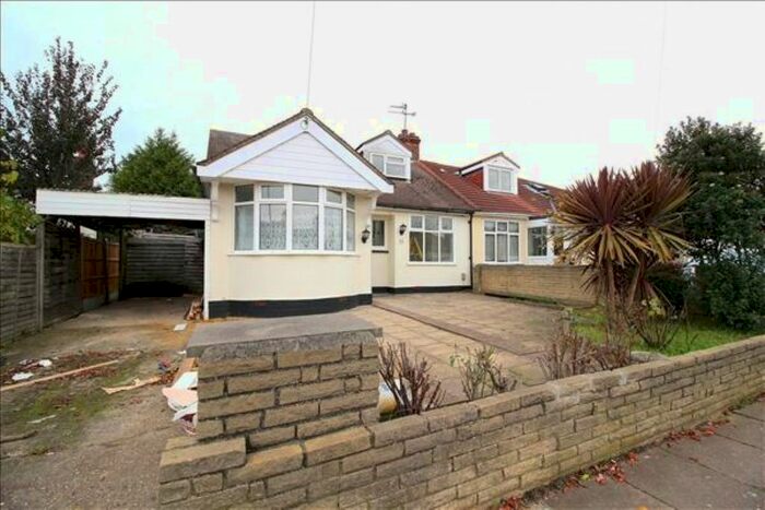 4 Bedroom Bungalow To Rent In Berkeley Avenue, Ilford, Greater London, IG5