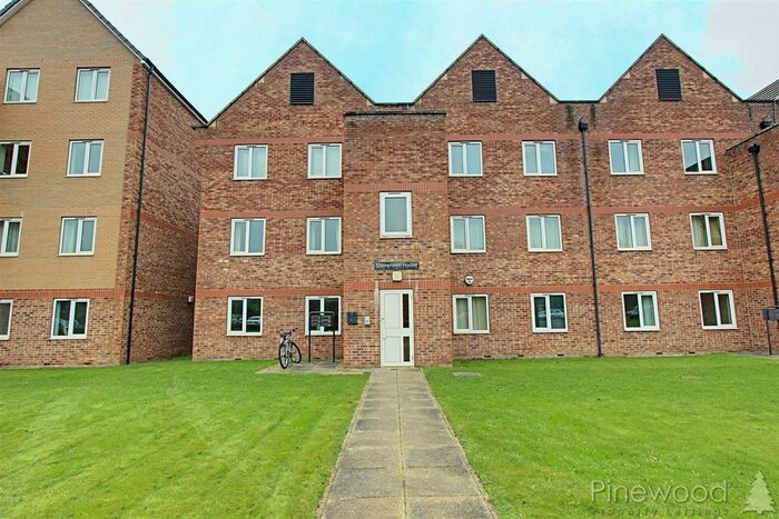 2 Bedroom Flat To Rent In Stevenson House, Tapton Lock Hill, Tapton, Chesterfield, Derbyshire, S41