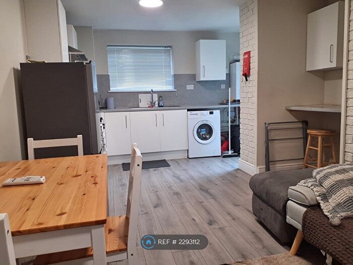 5 Bedroom Semi-Detached House To Rent In Piercys, Basildon, SS13