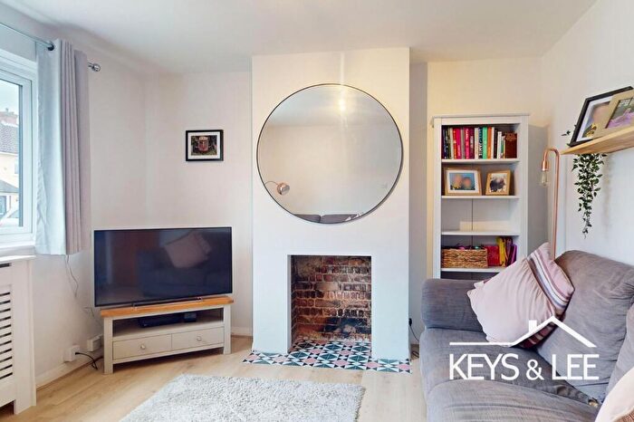 5 Bedroom Semi-Detached House For Sale In Dunster Close, Romford, RM5