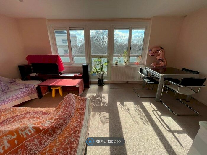 2 Bedroom Maisonette To Rent In Brewers Court, London, W2