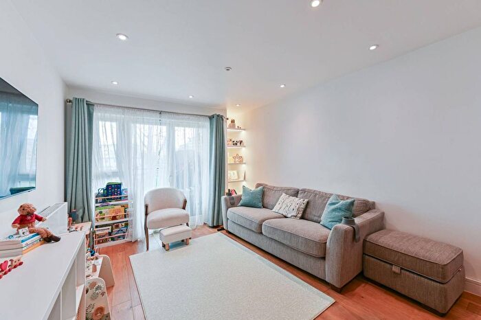 1 Bedroom Flat For Sale In Fairbourne Road, Clapham Park, London, SW4