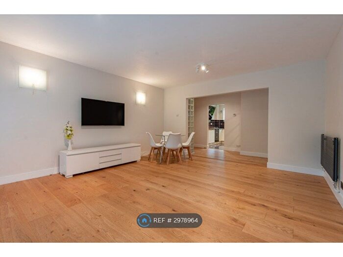 3 Bedroom Flat To Rent In Wentworth, Poole, BH14