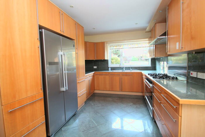 4 Bedroom House To Rent In Trinity Close, CR3