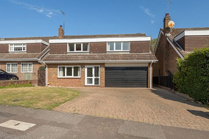 4 Bedroom Detached House For Sale In How Field, Harpenden, AL5