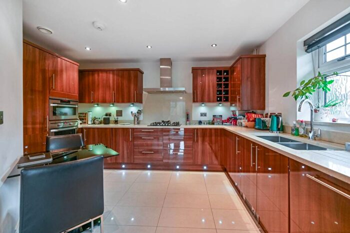2 Bedroom Flat For Sale In Shoppenhangers Road, Maidenhead, SL6