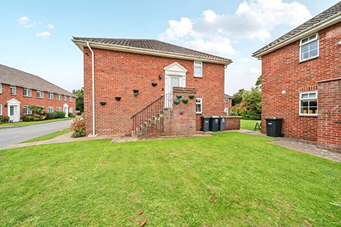 2 Bedroom Flat For Sale In White Ladies Close, Havant, PO9