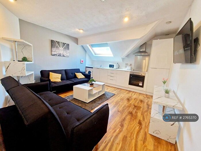 4 Bedroom Flat To Rent In Polygon Road, Manchester, M8