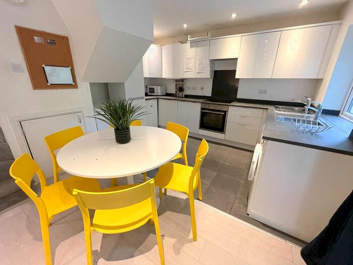 6 Bedroom Detached House To Rent In Sirdar Road, Southampton, SO17