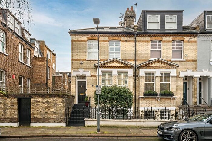 3 Bedroom Flat To Rent In Chesson Road, West Kensington, W14