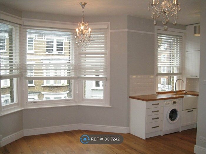 2 Bedroom Flat To Rent In Cardigan Road, Richmond Upon Thames, TW10