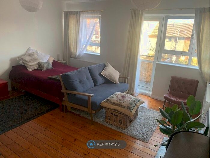 Studio To Rent In Holdernesse Road, London, SW17