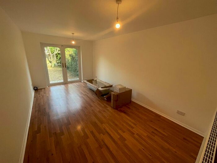 3 Bedroom Terraced House To Rent In George Street, Staines, TW18