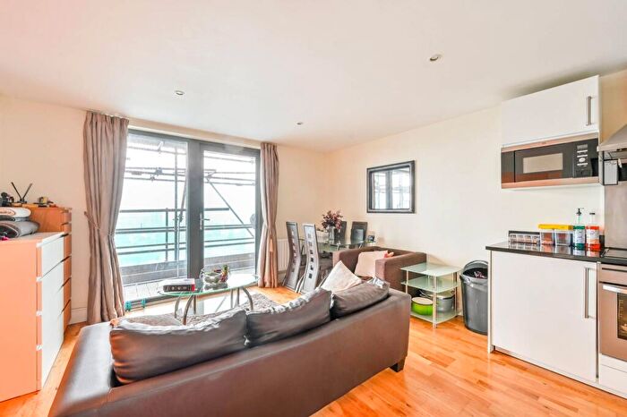 1 Bedroom Flat To Rent In Parkview Apartments, Poplar, London, E14