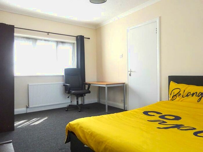 5 Bedroom Semi-Detached House To Rent In Nyetimber Hill, Brighton, BN2