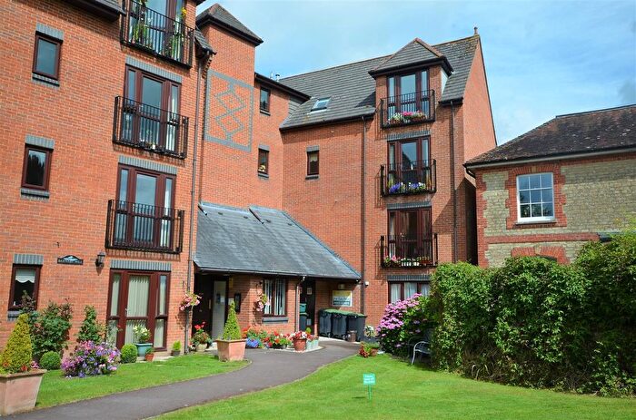 2 Bedroom Flat For Sale In Barnaby Mead, Gillingham, SP8