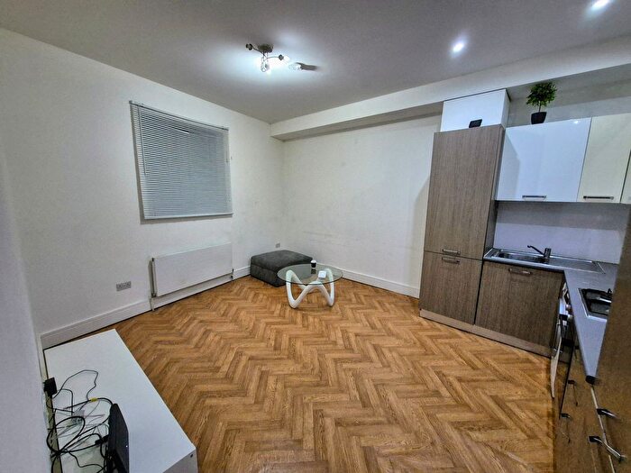 2 Bedroom Flat To Rent In Station Road, London, N3