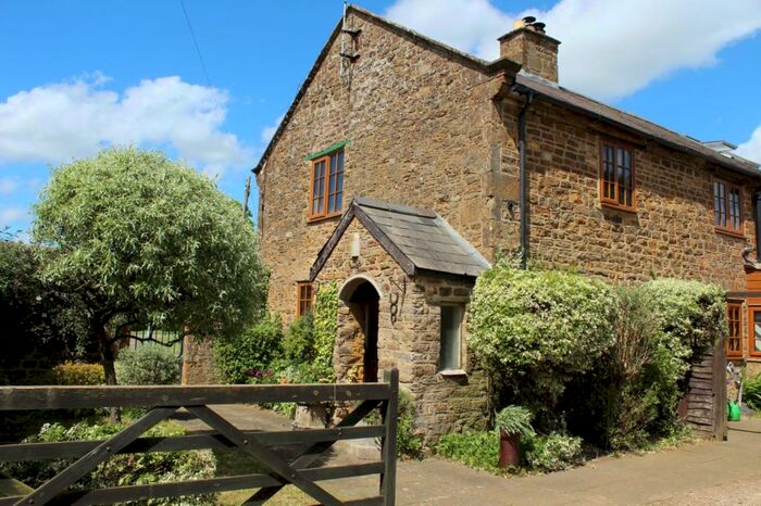 2 Bedroom Cottage For Sale In The Broadway, Norton, Northamptonshire, NN11