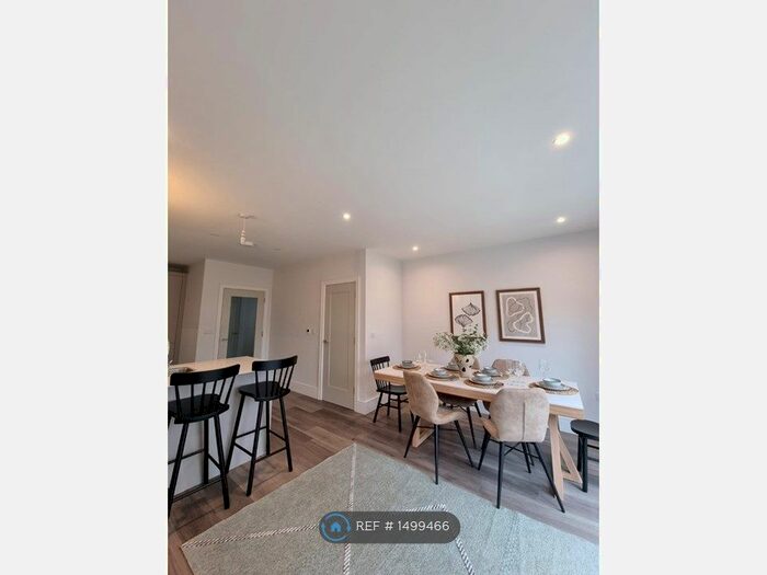 3 Bedroom Semi-Detached House To Rent In Sunapee Road, Reading, RG2