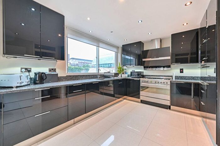 4 Bedroom Flat To Rent In George Street, Marylebone, London, W1U